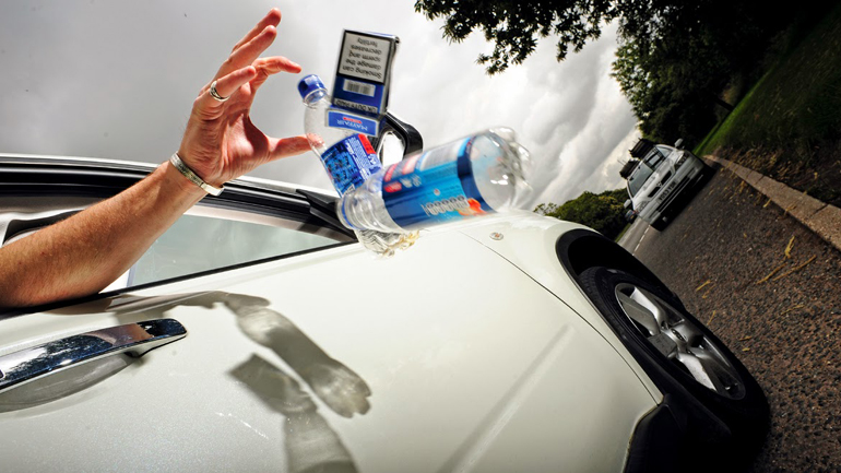 Πετούσε τα σκουπίδια στον δρόμο για να μη… βρωμίζει το αυτοκίνητό του